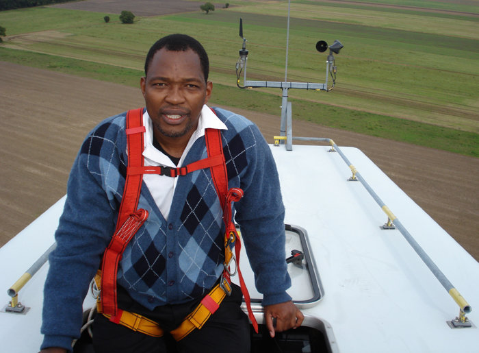 Bongani auf Windrad.jpg