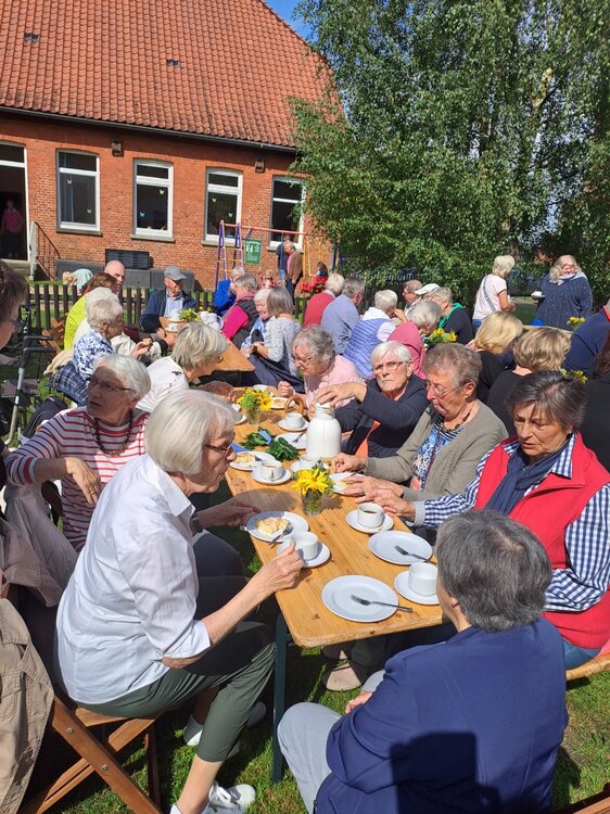 Gemeindefest Kaffeetafel.jpg