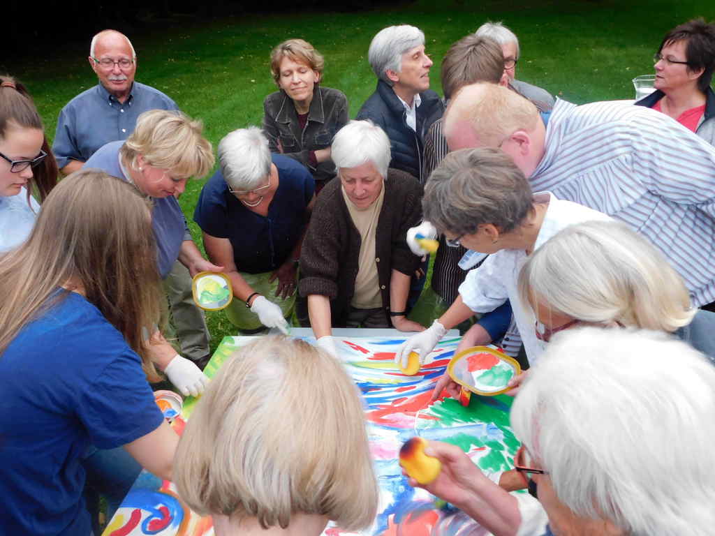 Ein Kunsterk en tsteht auf dem Mitarbeiterfest