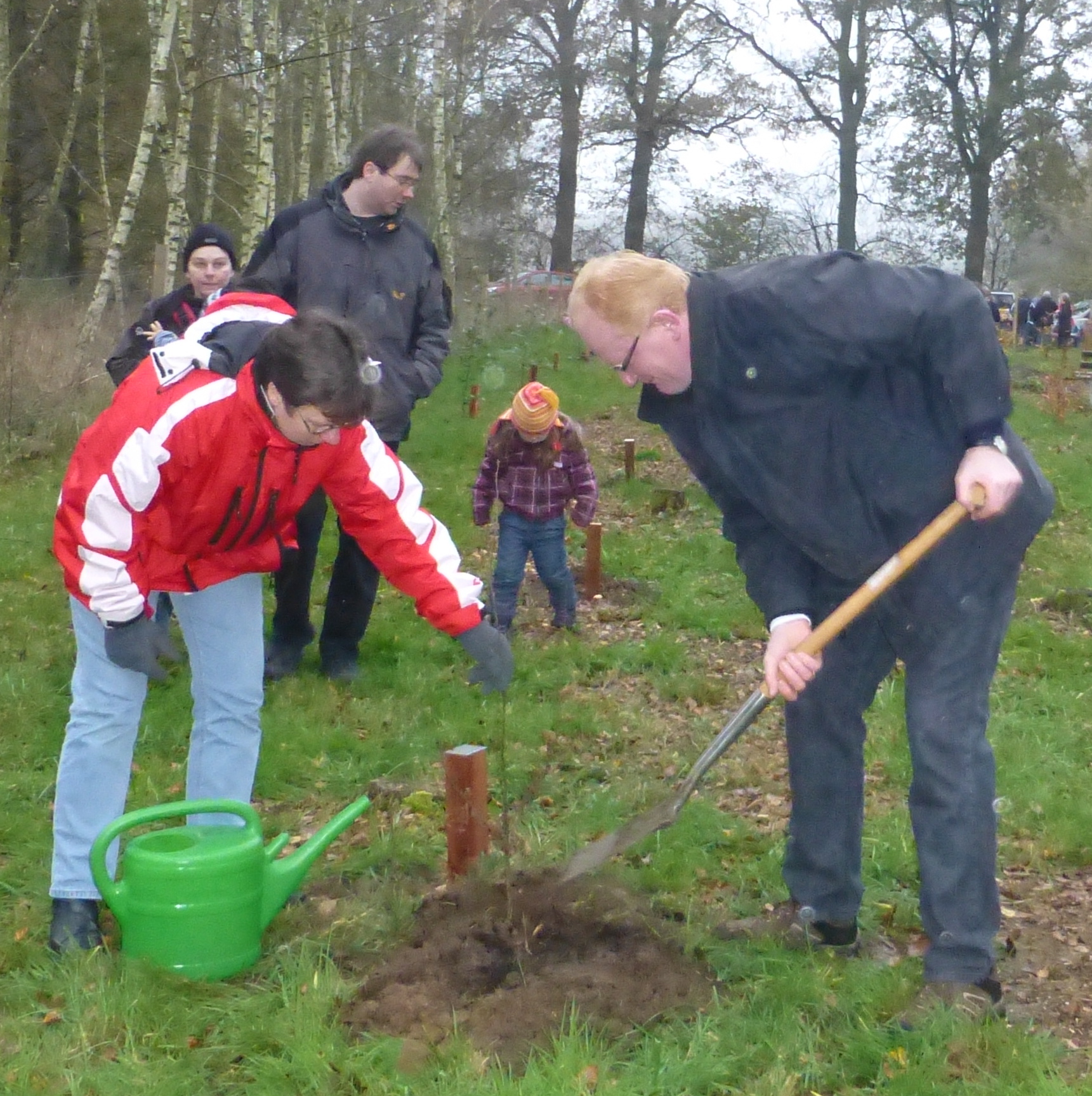 Pastor%20Timme%20pflanzt%20einen%20Baum.JPG